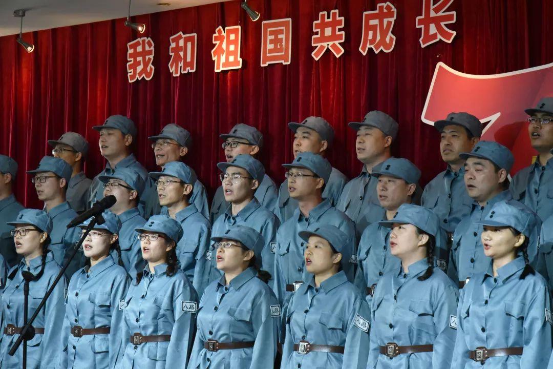 救援有趣的狮子
